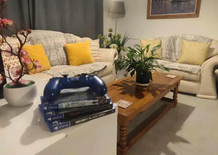 3-Bedroom Home - Close To M4 & Private Off-Road Parking