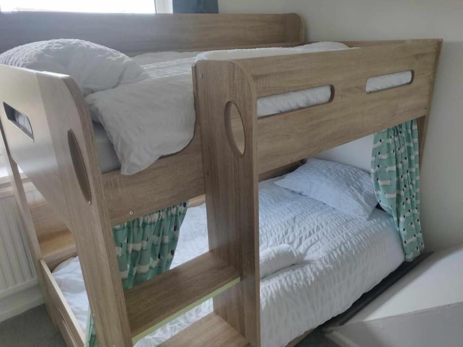 3-bedroom - Close To M4 & Private Off-road Parking