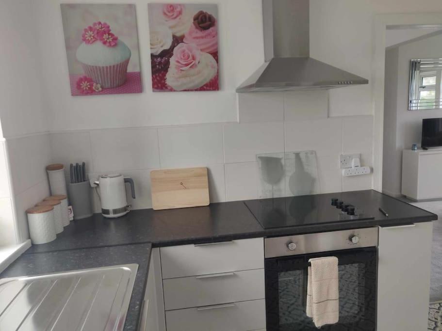 3-bedroom - Close To M4 & Private Off-road Parking Holiday home *