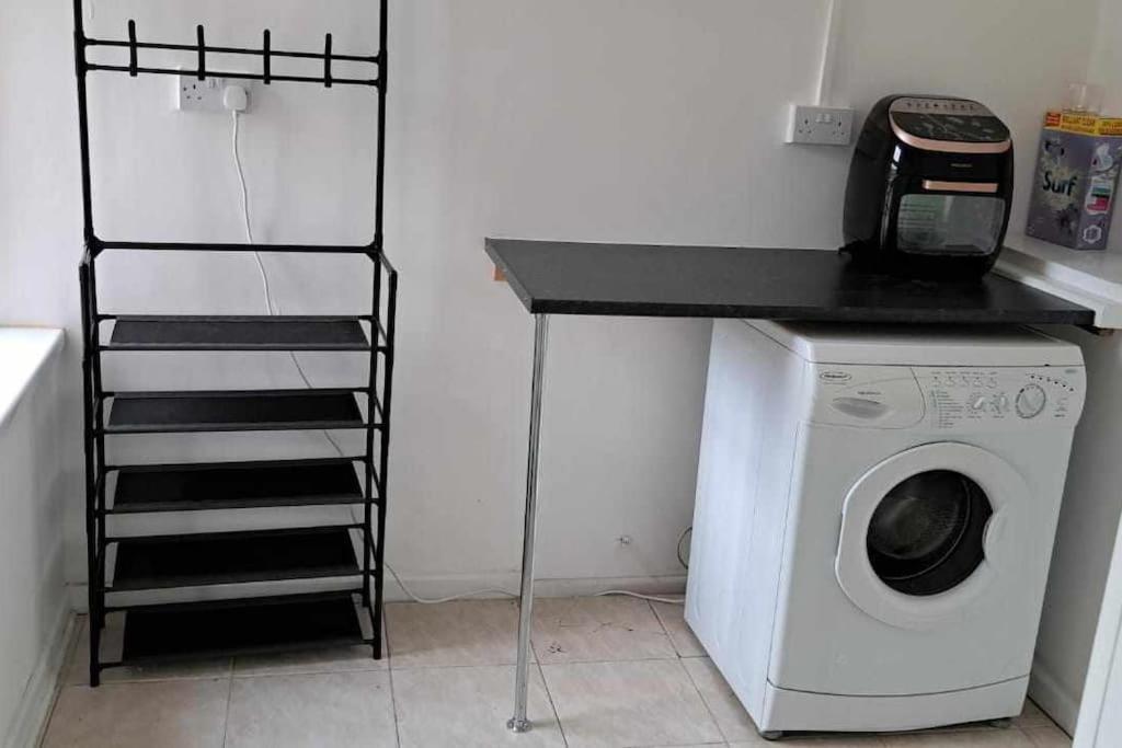 3-bedroom - Close To M4 & Private Off-road Parking Holiday home Swansea