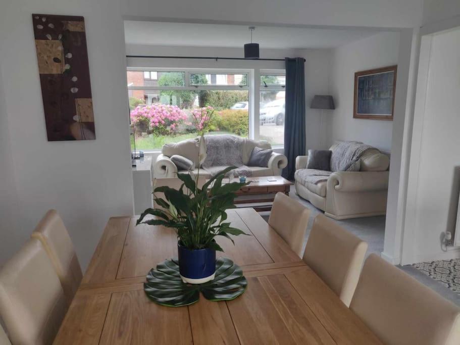 3-bedroom - Close To M4 & Private Off-road Parking *