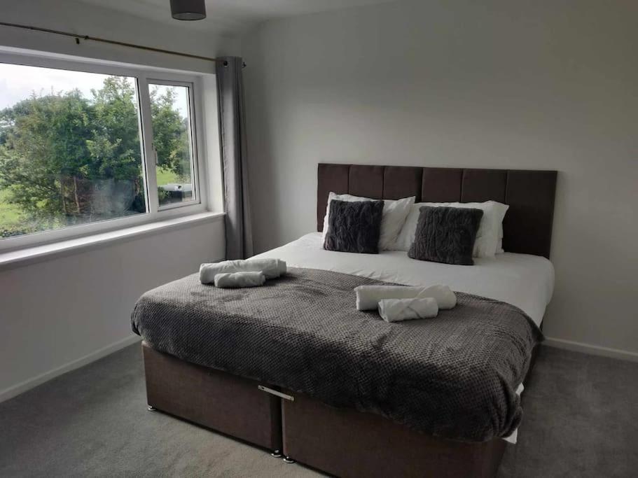 3-bedroom - Close To M4 & Private Off-road Parking * Swansea