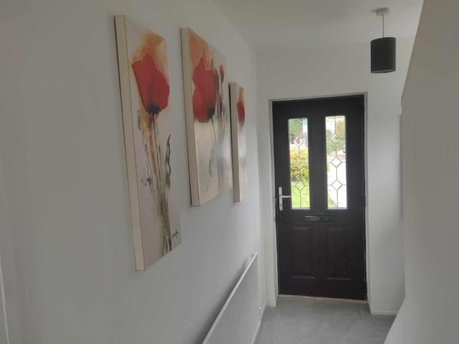 Holiday home 3-bedroom - Close To M4 & Private Off-road Parking *