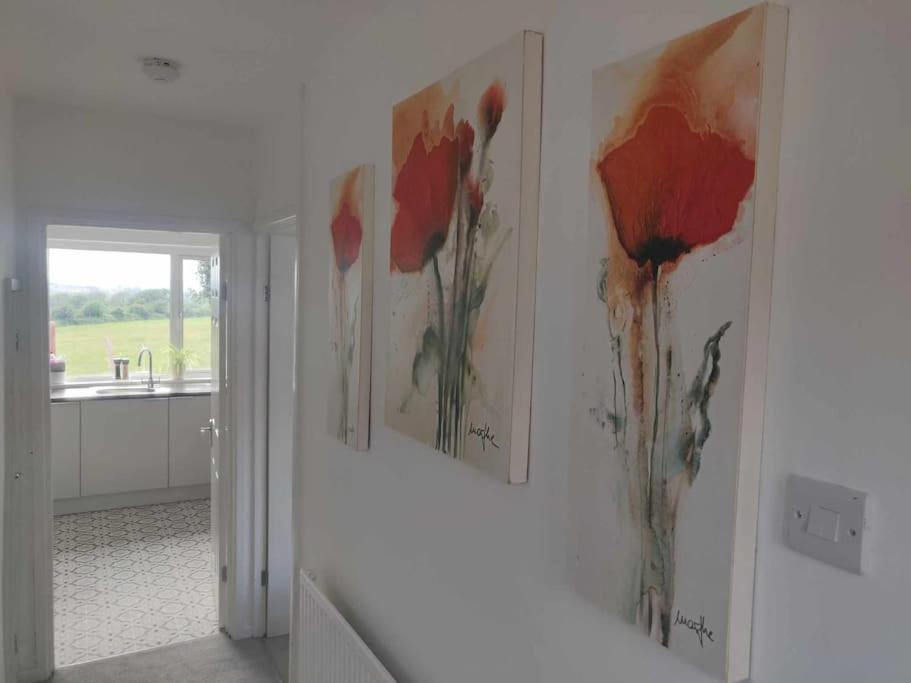 3-bedroom - Close To M4 & Private Off-road Parking Holiday home *