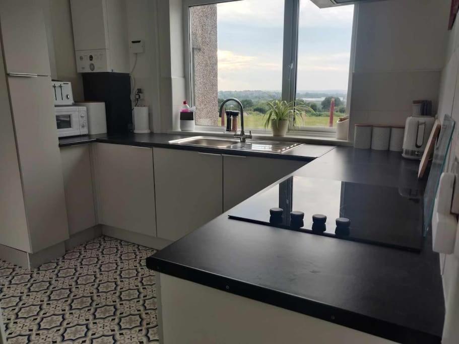 3-bedroom - Close To M4 & Private Off-road Parking