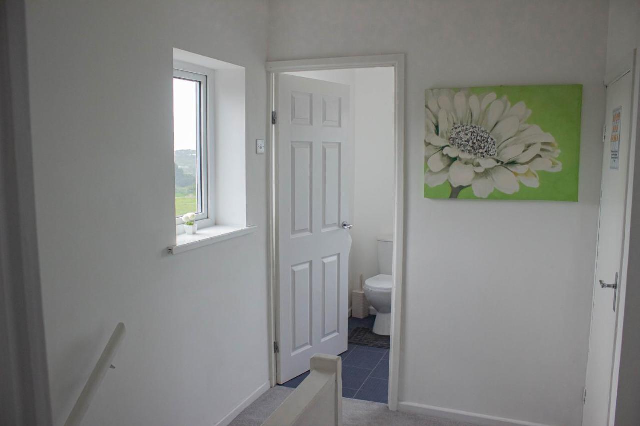 3-bedroom - Close To M4 & Private Off-road Parking