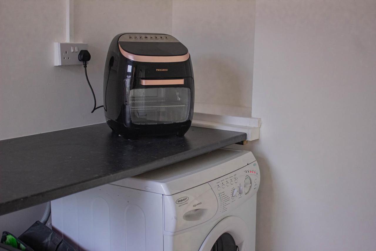 Holiday home 3-bedroom - Close To M4 & Private Off-road Parking