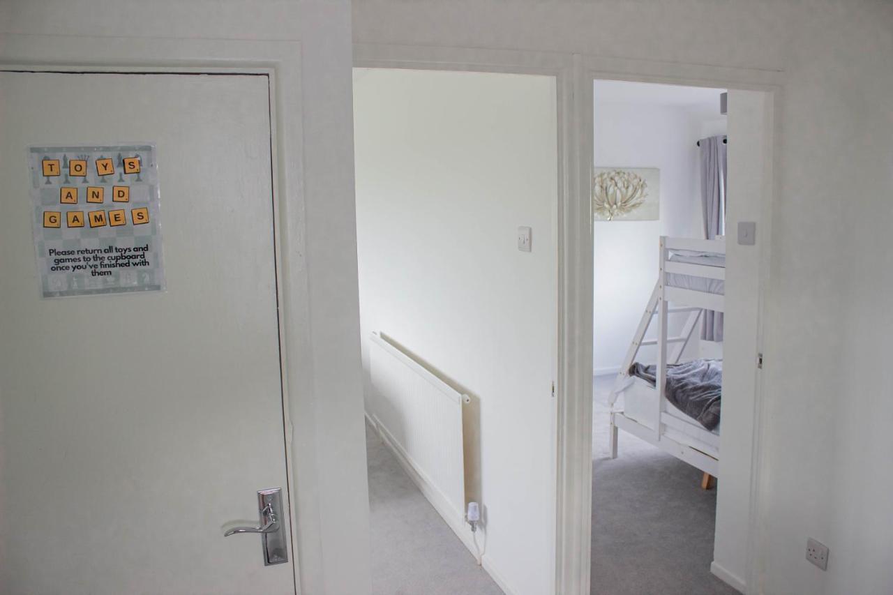 Holiday home 3-bedroom - Close To M4 & Private Off-road Parking