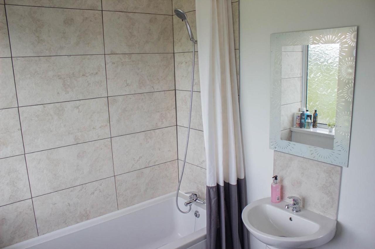 3-bedroom - Close To M4 & Private Off-road Parking * Swansea