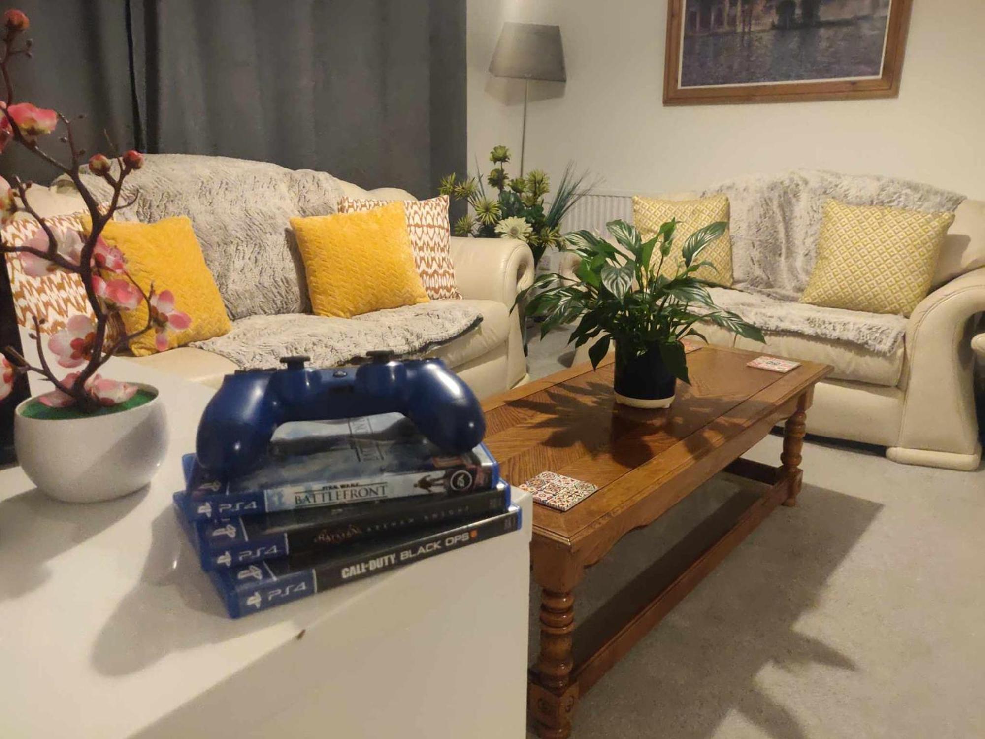 Holiday home 3-bedroom - Close To M4 & Private Off-road Parking Swansea