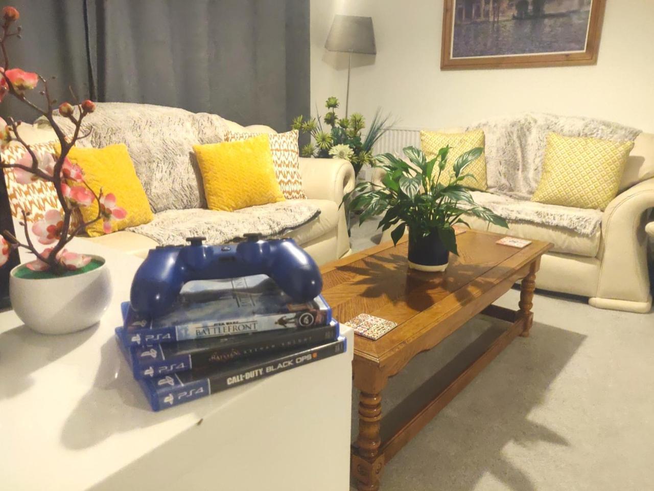 Holiday home 3-bedroom - Close To M4 & Private Off-road Parking Swansea
