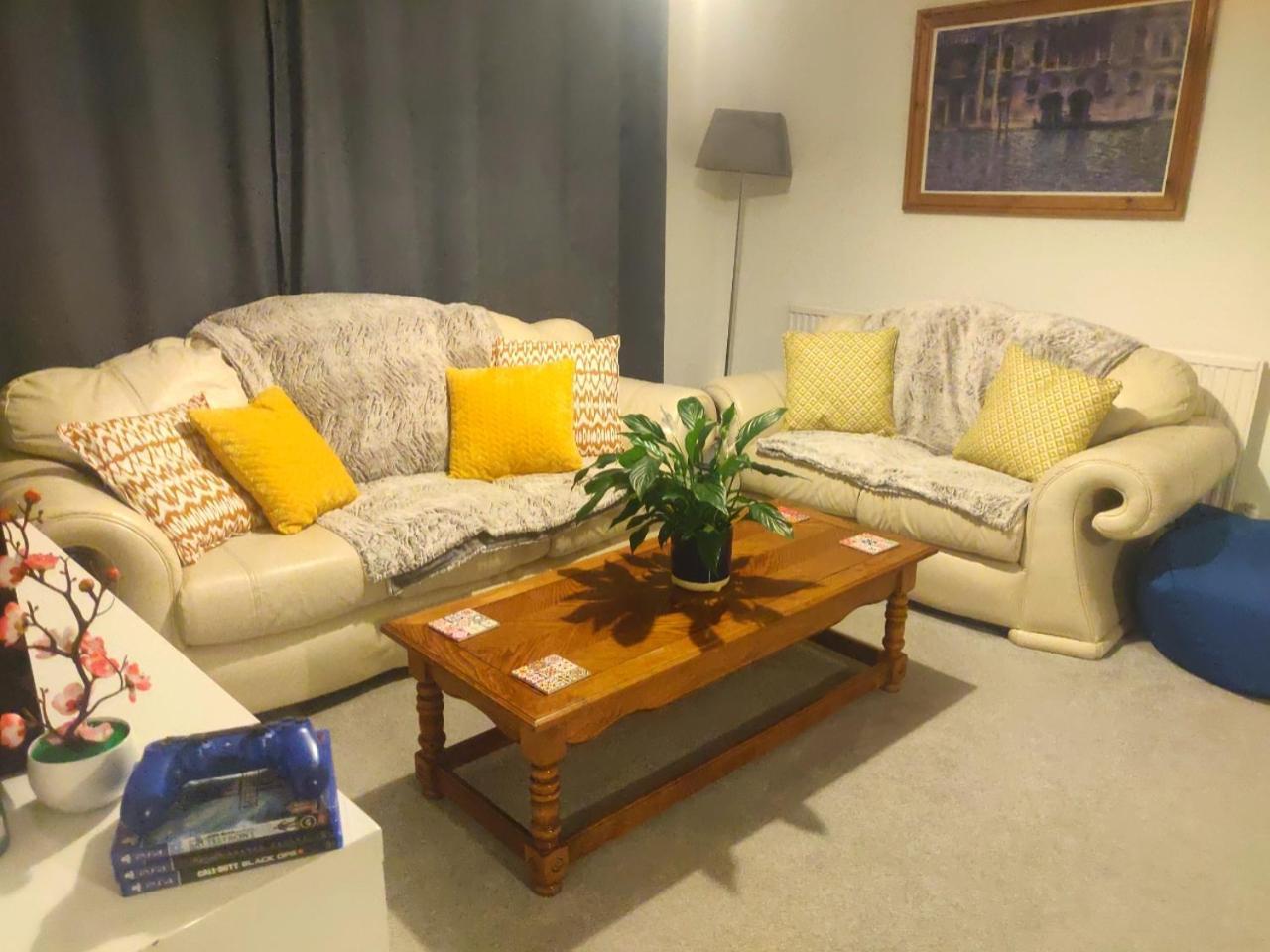 3-bedroom - Close To M4 & Private Off-road Parking Swansea