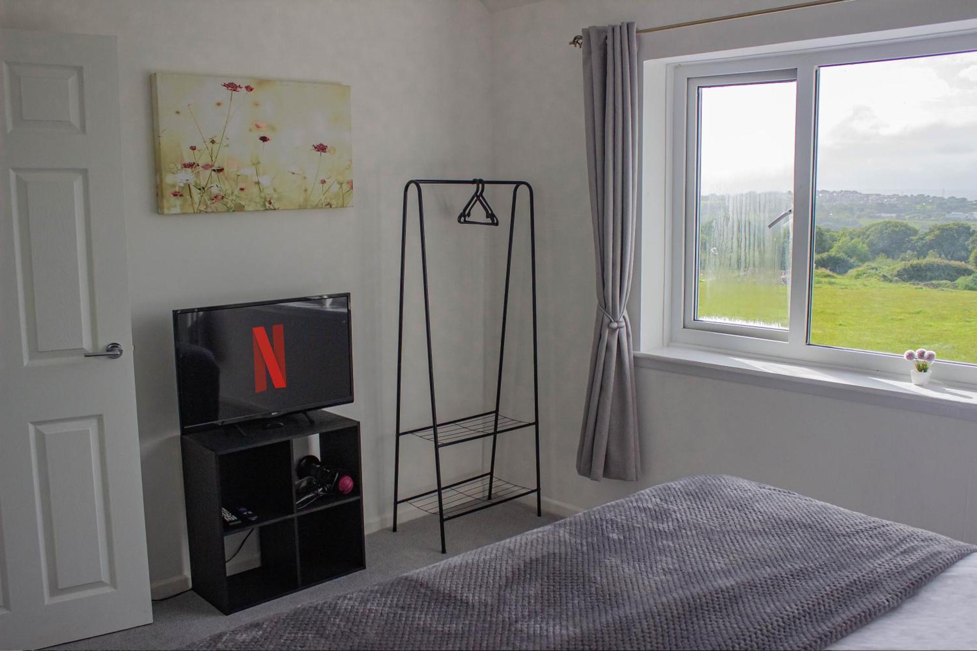 3-bedroom - Close To M4 & Private Off-road Parking * Swansea