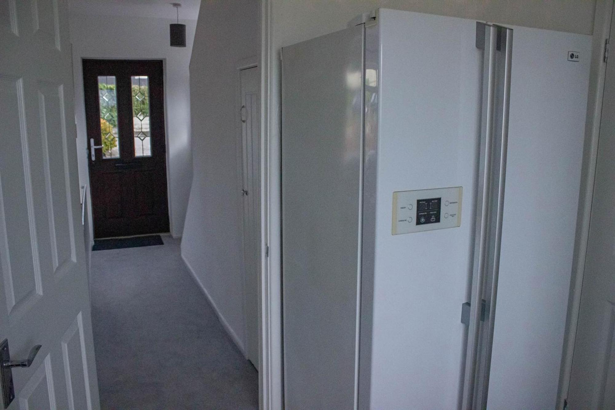 Holiday home 3-bedroom - Close To M4 & Private Off-road Parking