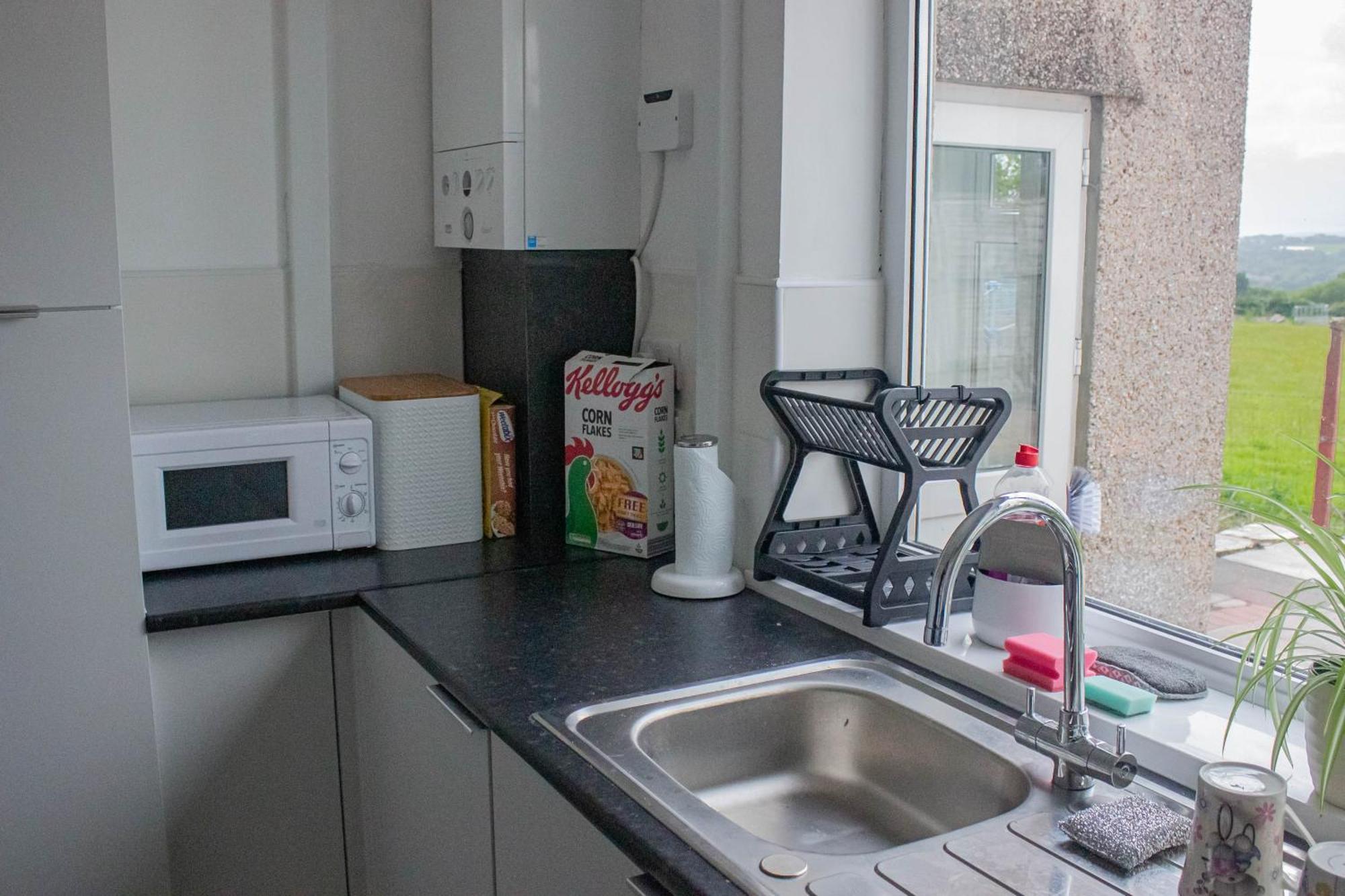 3-bedroom - Close To M4 & Private Off-road Parking Holiday home