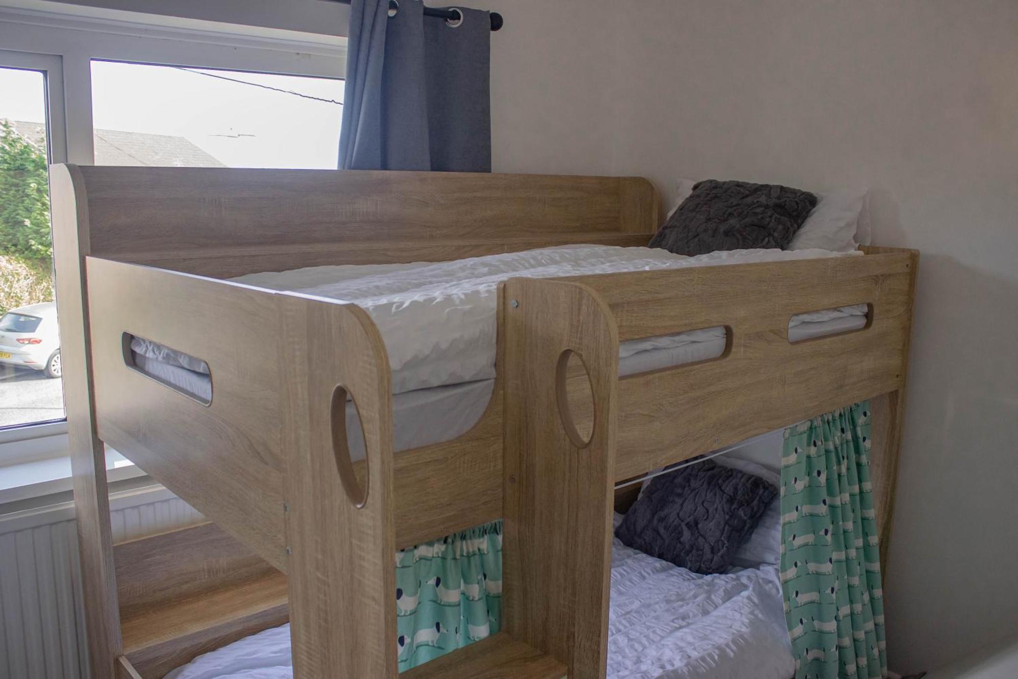 3-bedroom - Close To M4 & Private Off-road Parking