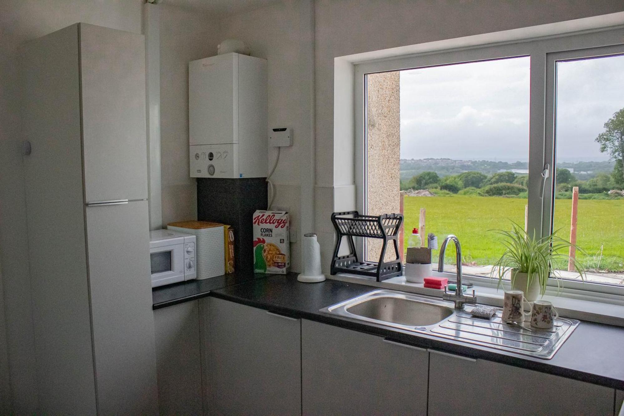 3-bedroom - Close To M4 & Private Off-road Parking Holiday home *