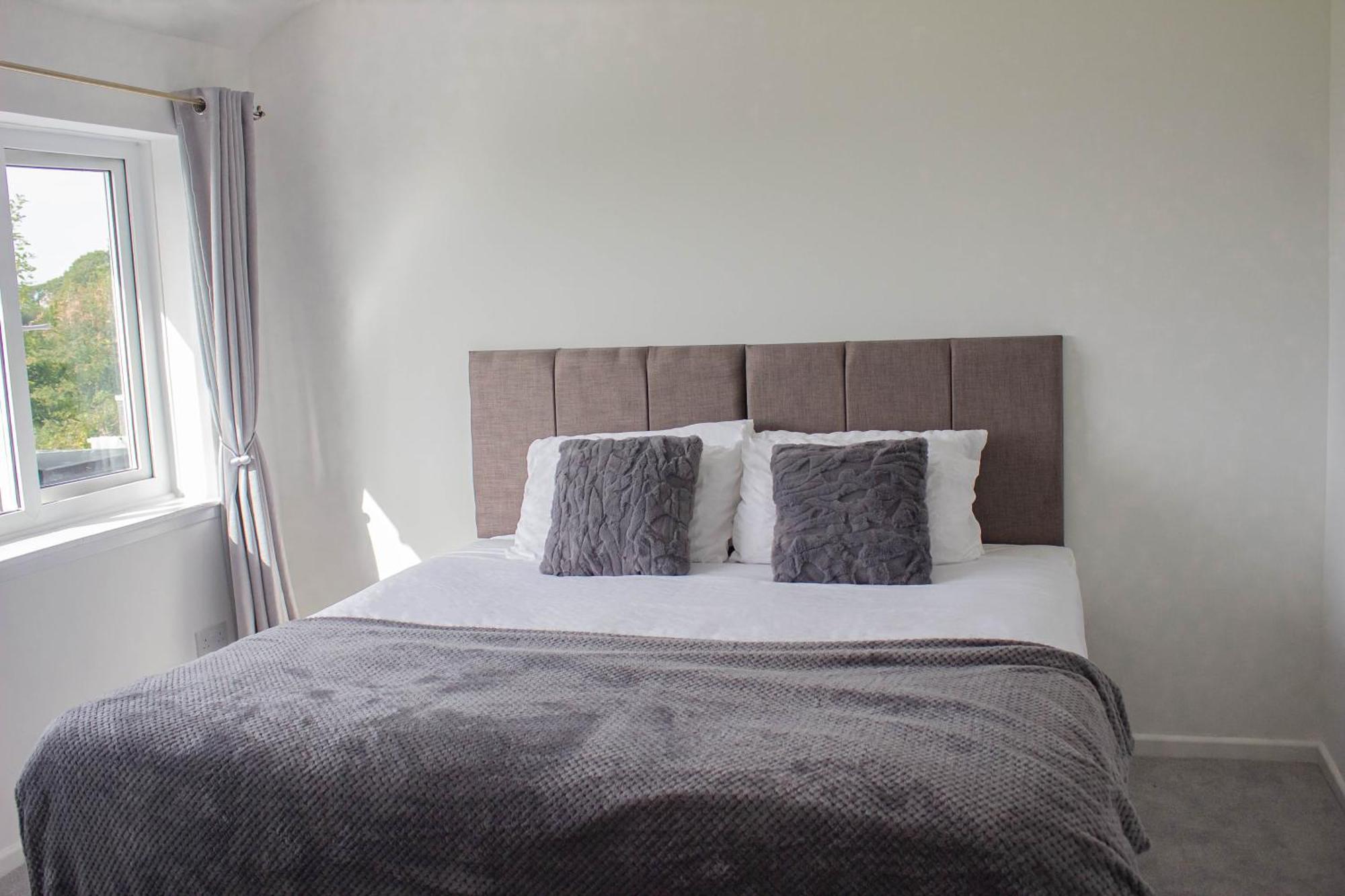 Holiday home 3-bedroom - Close To M4 & Private Off-road Parking Swansea