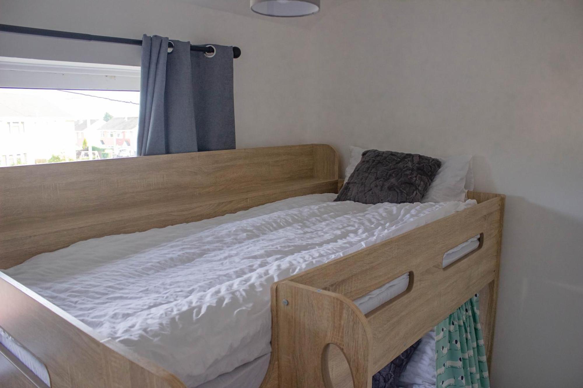 3-bedroom - Close To M4 & Private Off-road Parking Holiday home Swansea