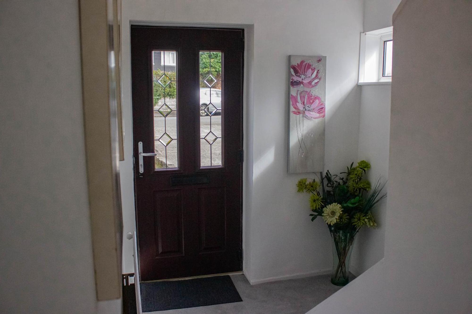 Holiday home 3-bedroom - Close To M4 & Private Off-road Parking *