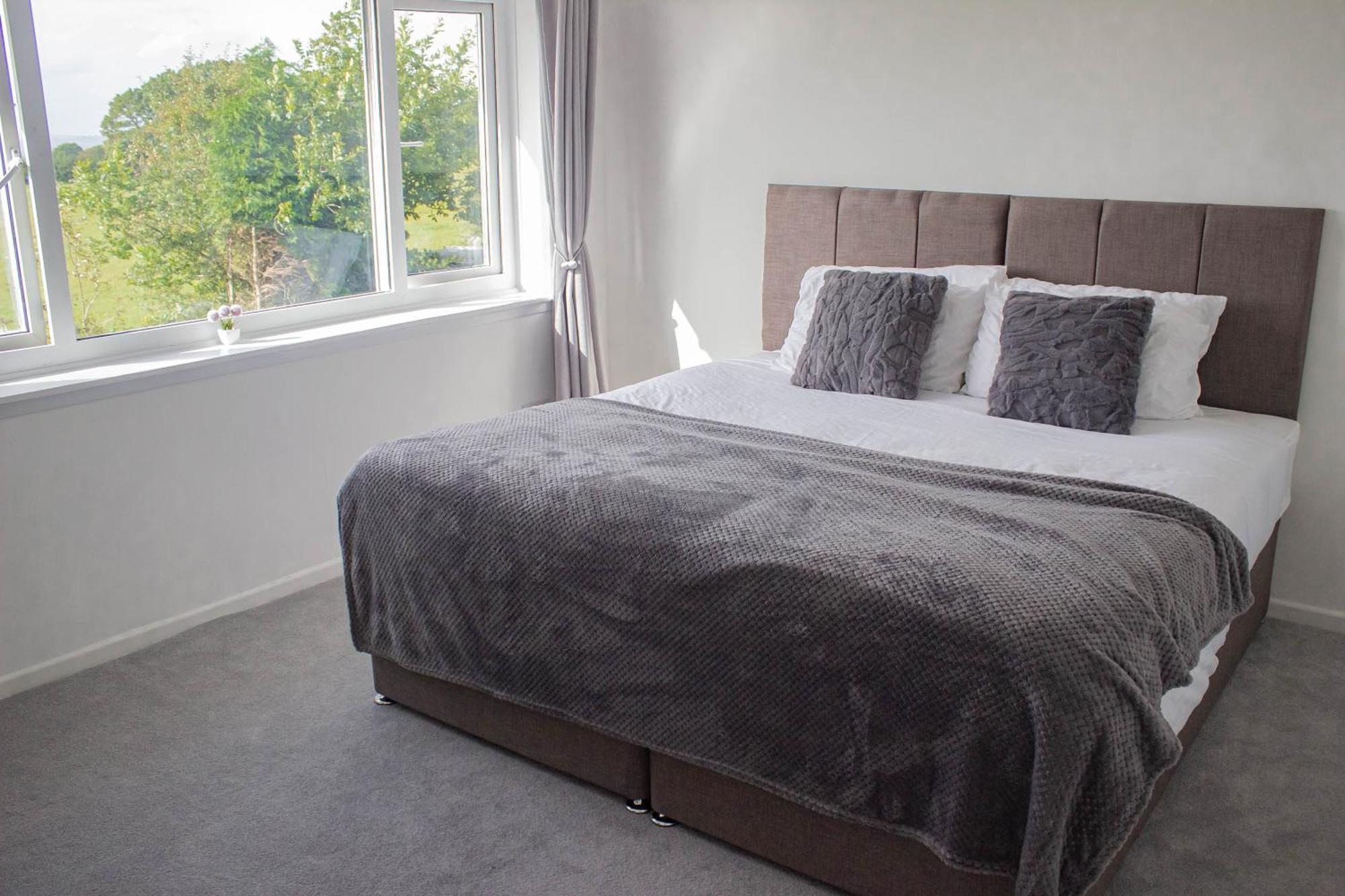 3-bedroom - Close To M4 & Private Off-road Parking *