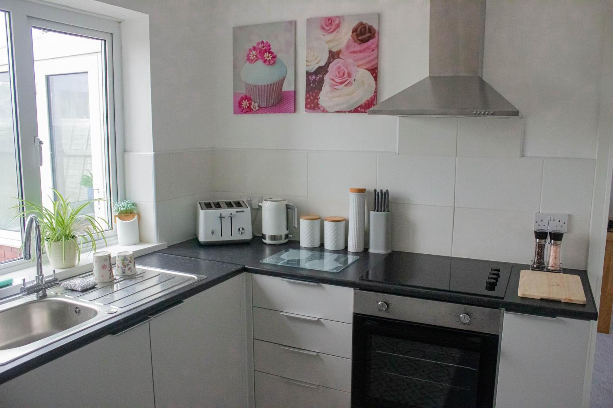 3-bedroom - Close To M4 & Private Off-road Parking