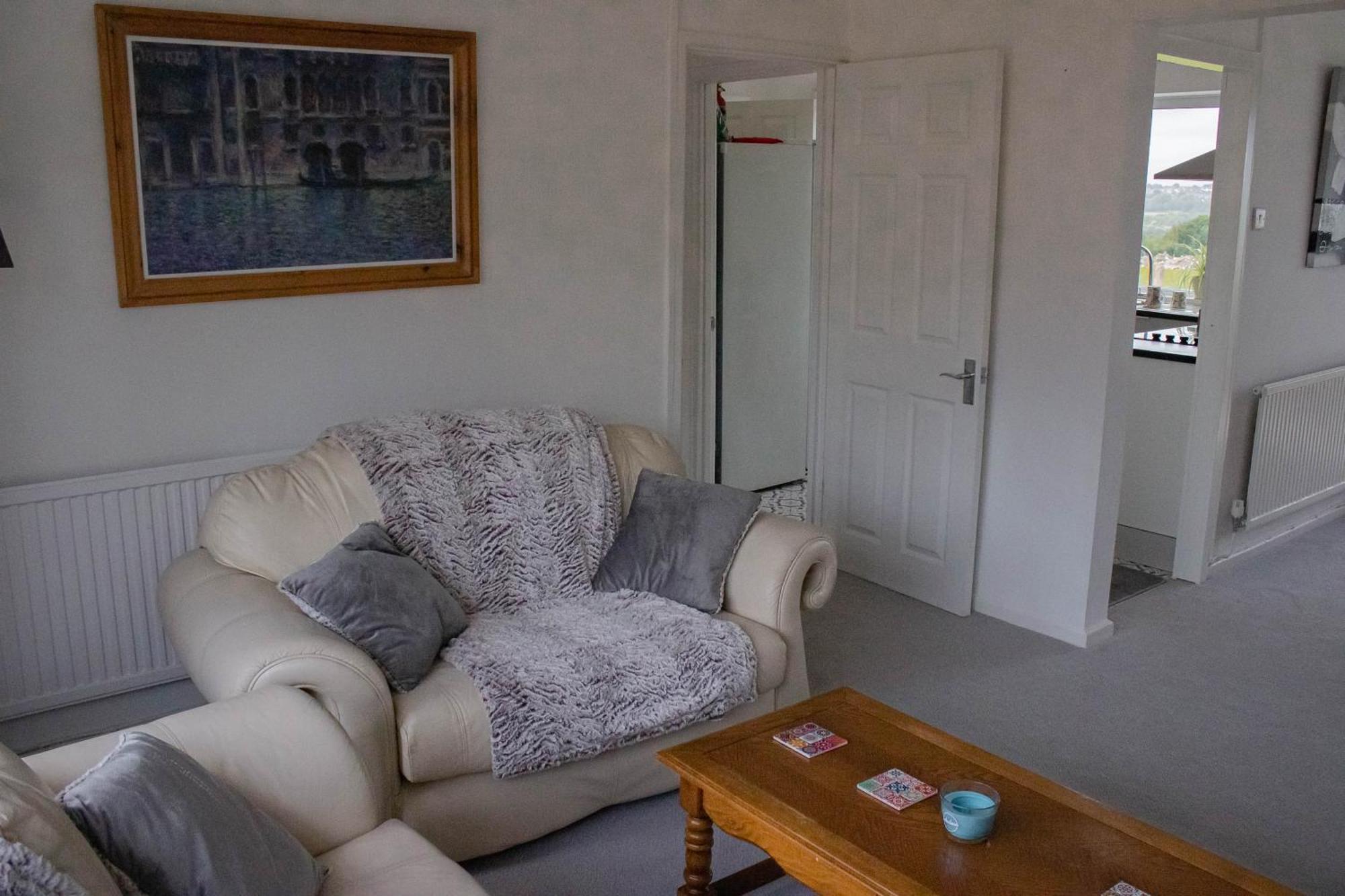 3-bedroom - Close To M4 & Private Off-road Parking Holiday home *