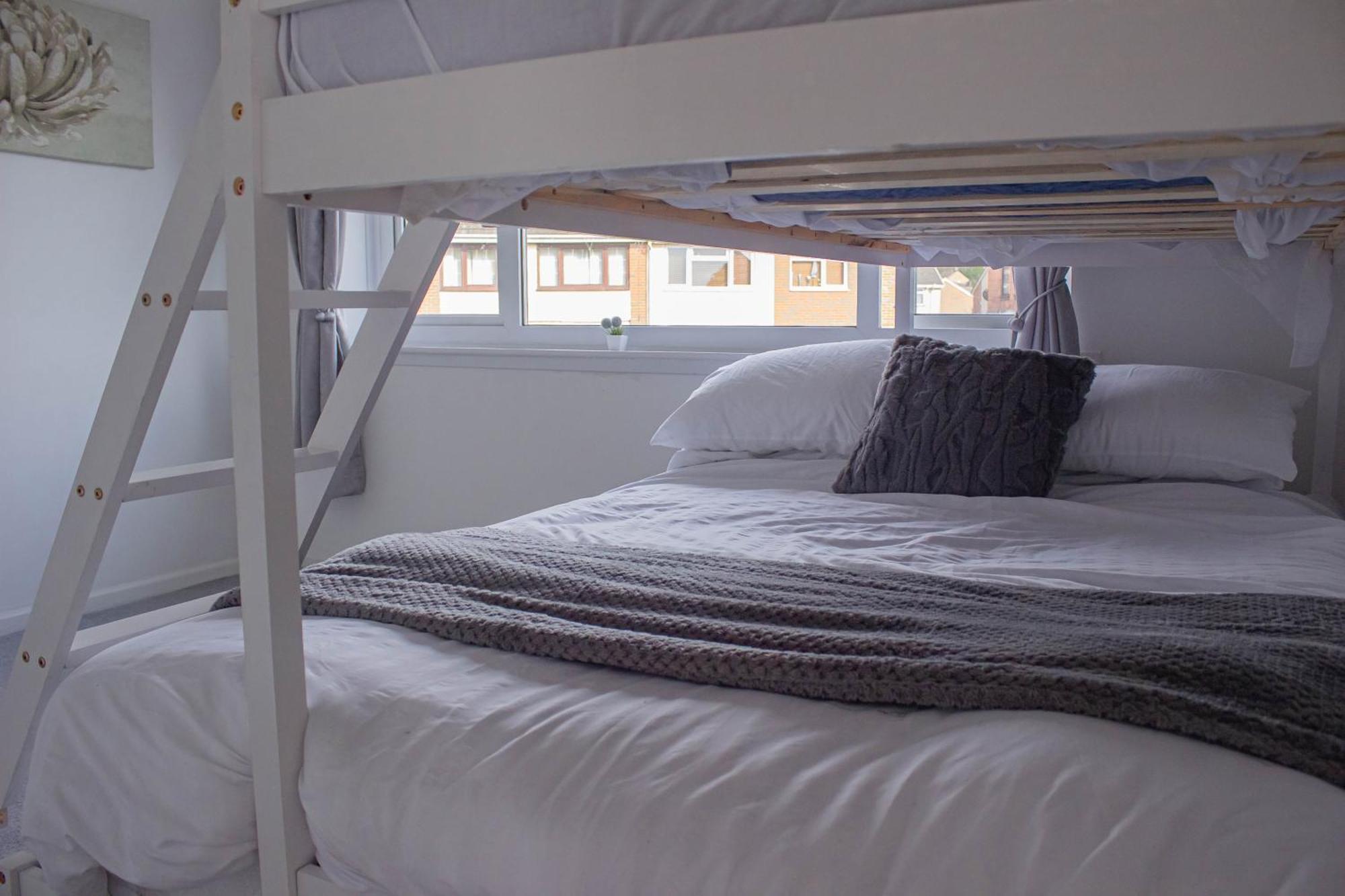 Holiday home 3-bedroom - Close To M4 & Private Off-road Parking Swansea