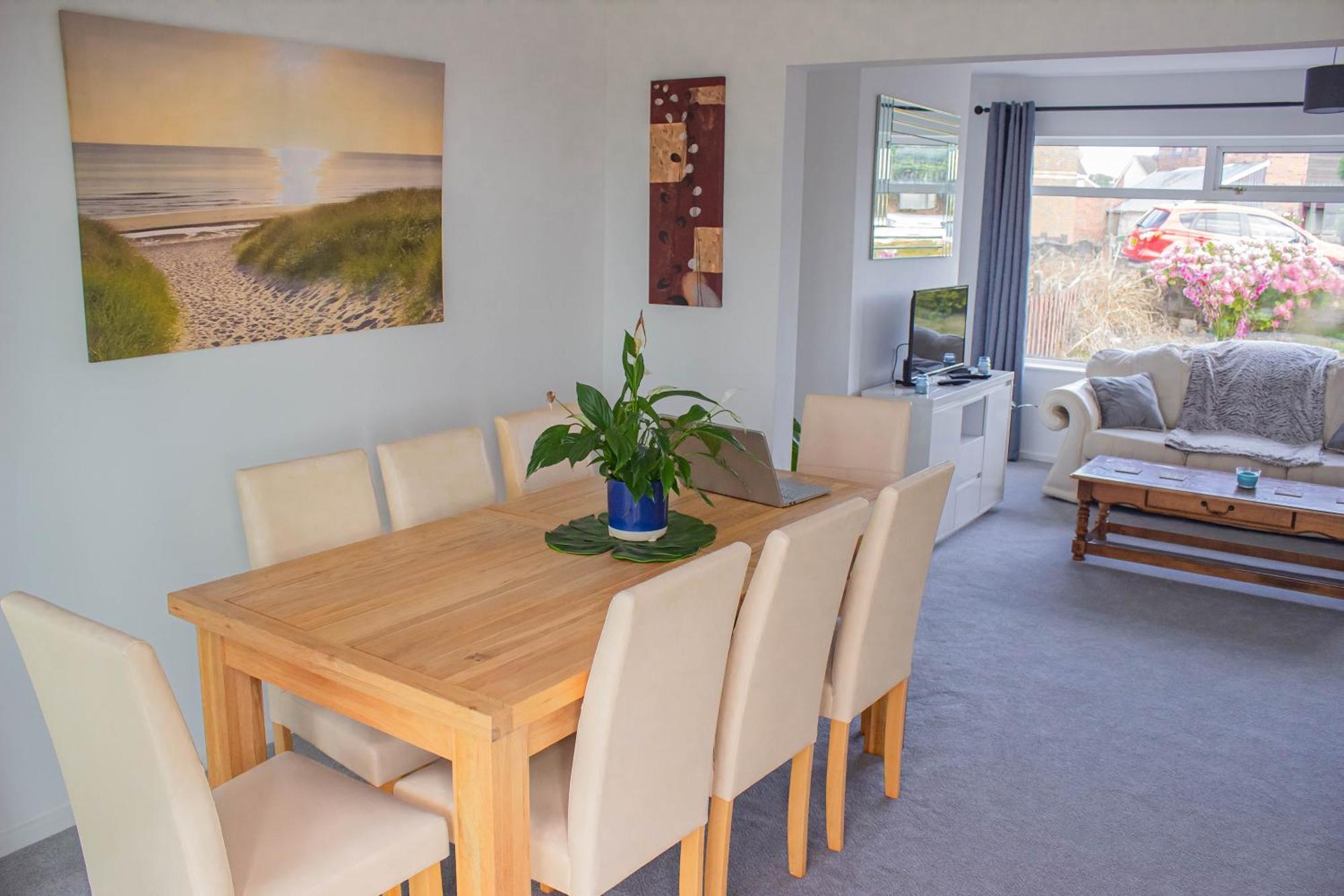 3-bedroom - Close To M4 & Private Off-road Parking *