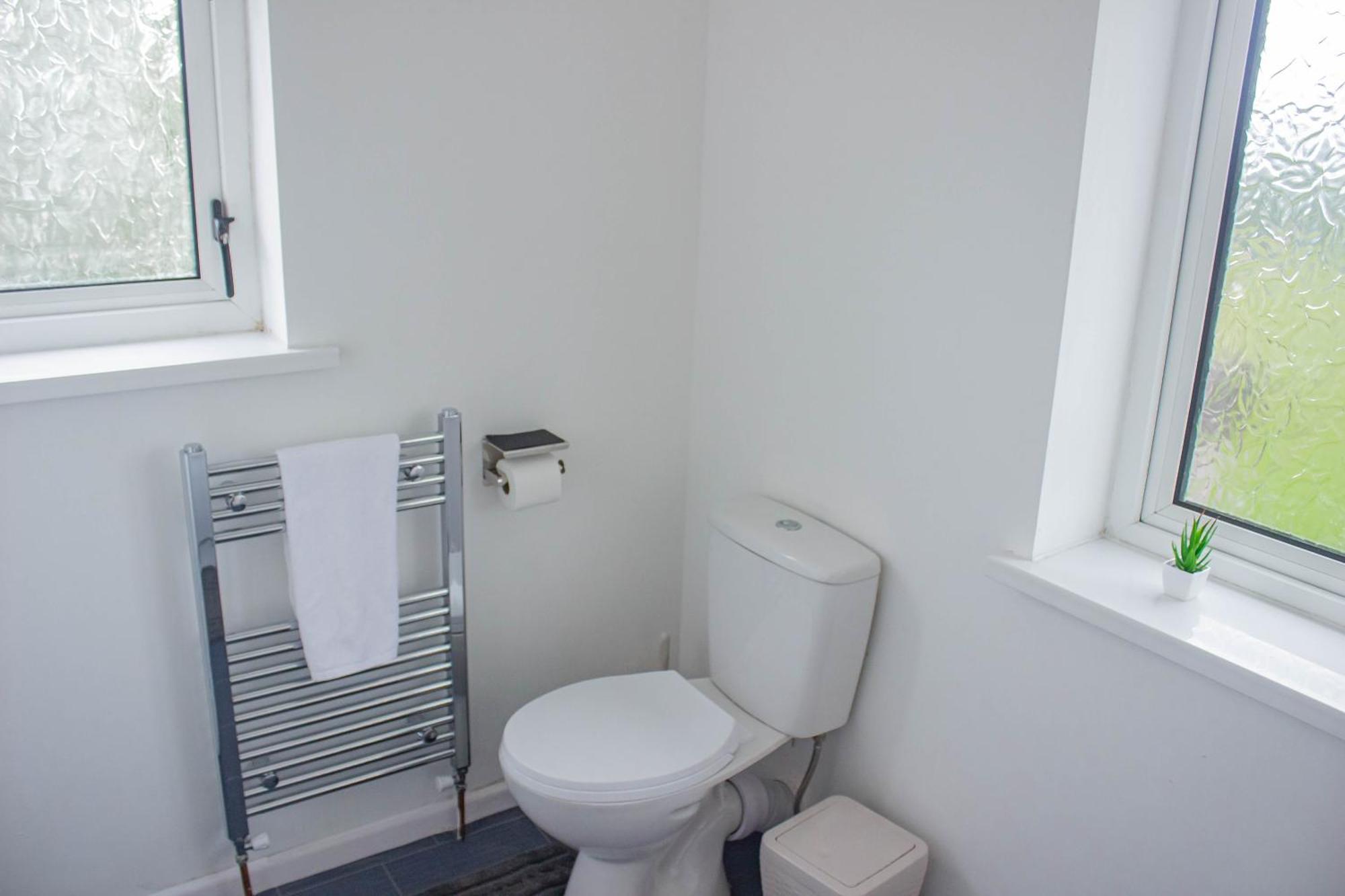 Holiday home 3-bedroom - Close To M4 & Private Off-road Parking