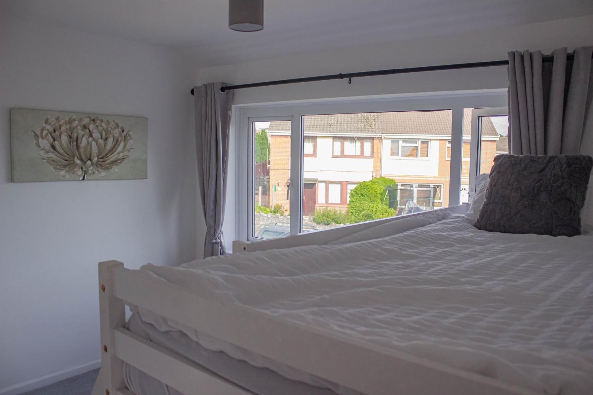 3-bedroom - Close To M4 & Private Off-road Parking Holiday home