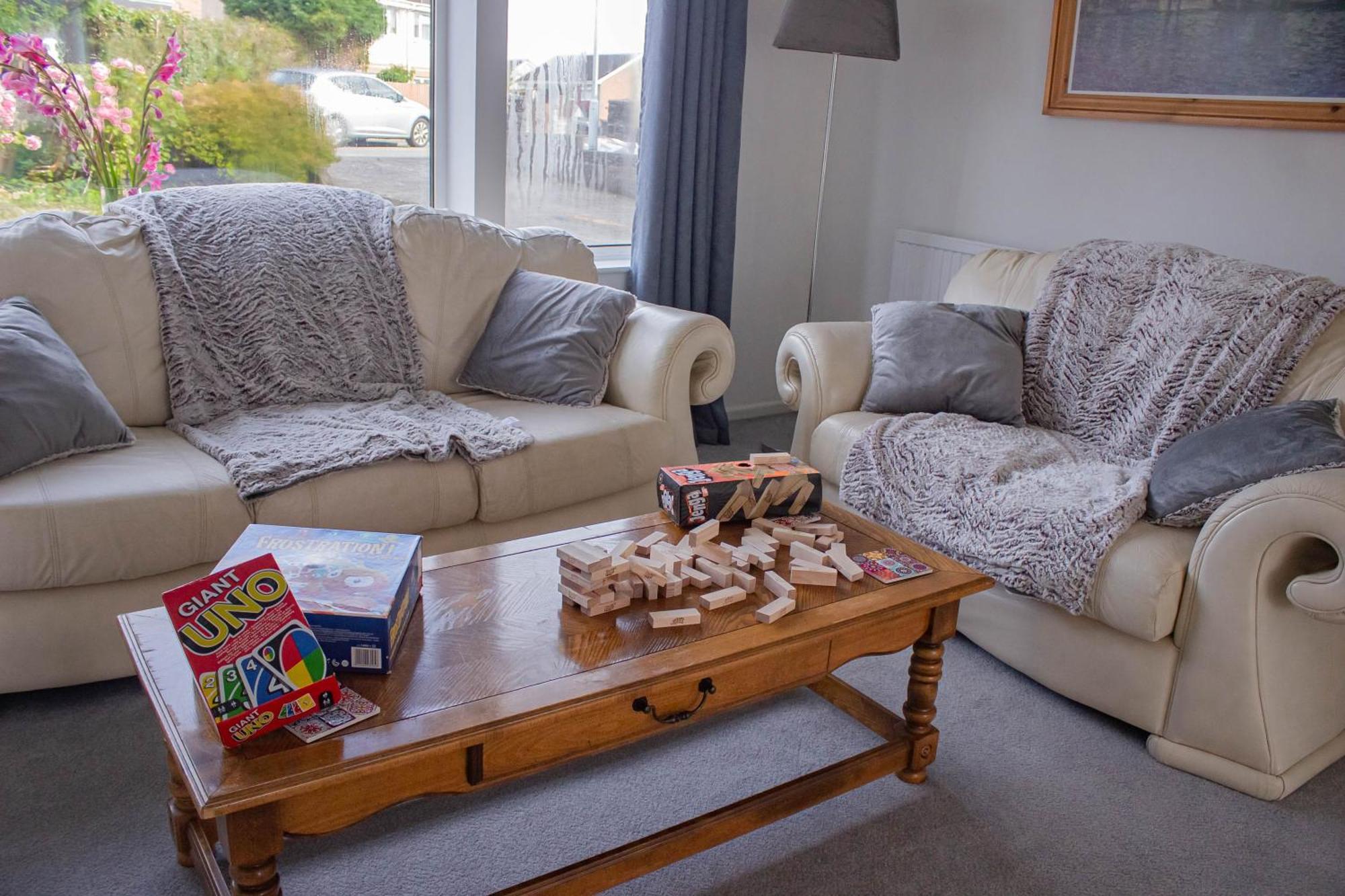Holiday home 3-bedroom - Close To M4 & Private Off-road Parking *