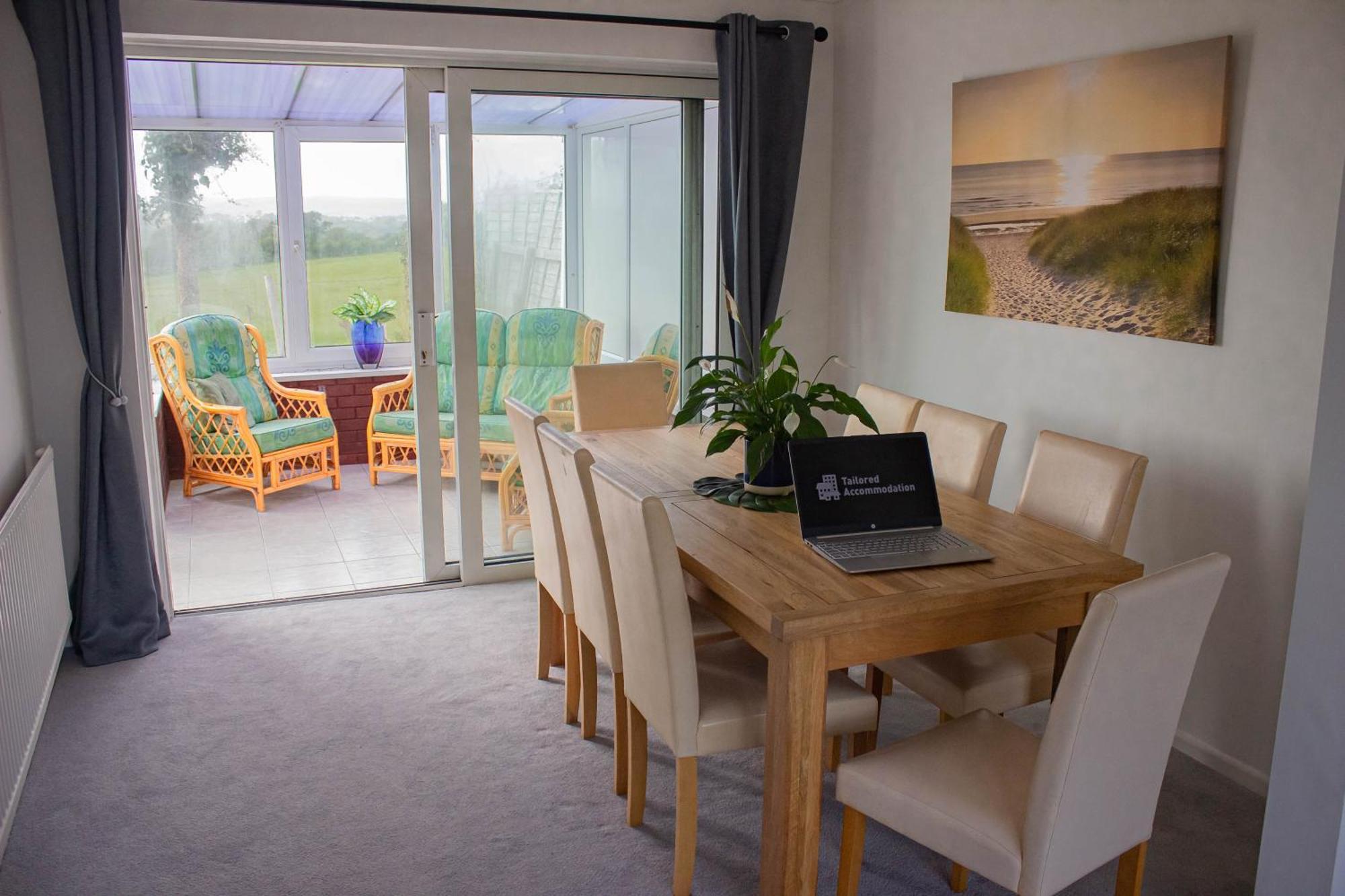 Holiday home 3-bedroom - Close To M4 & Private Off-road Parking Swansea
