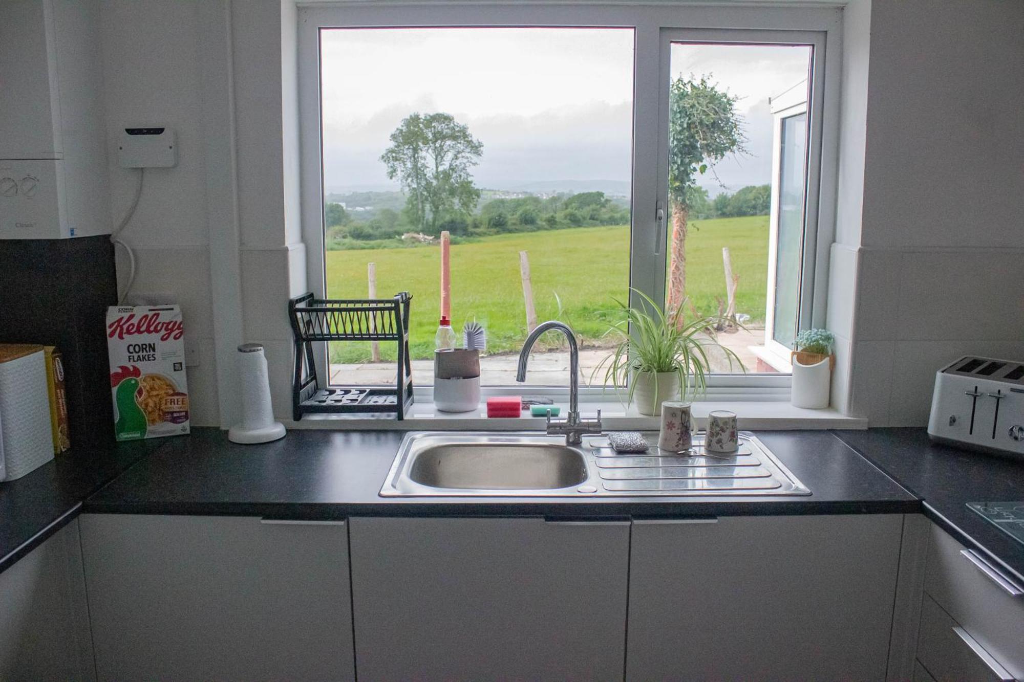 3-bedroom - Close To M4 & Private Off-road Parking * Swansea