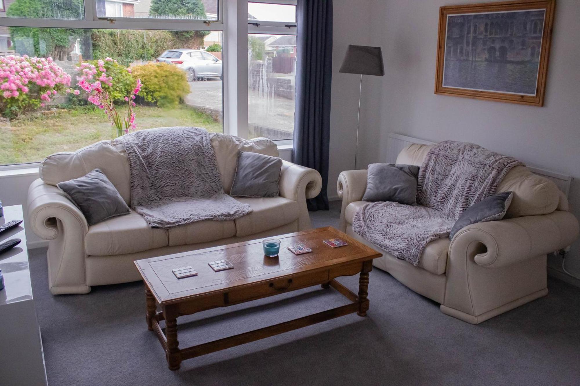 3-bedroom - Close To M4 & Private Off-road Parking Holiday home Swansea