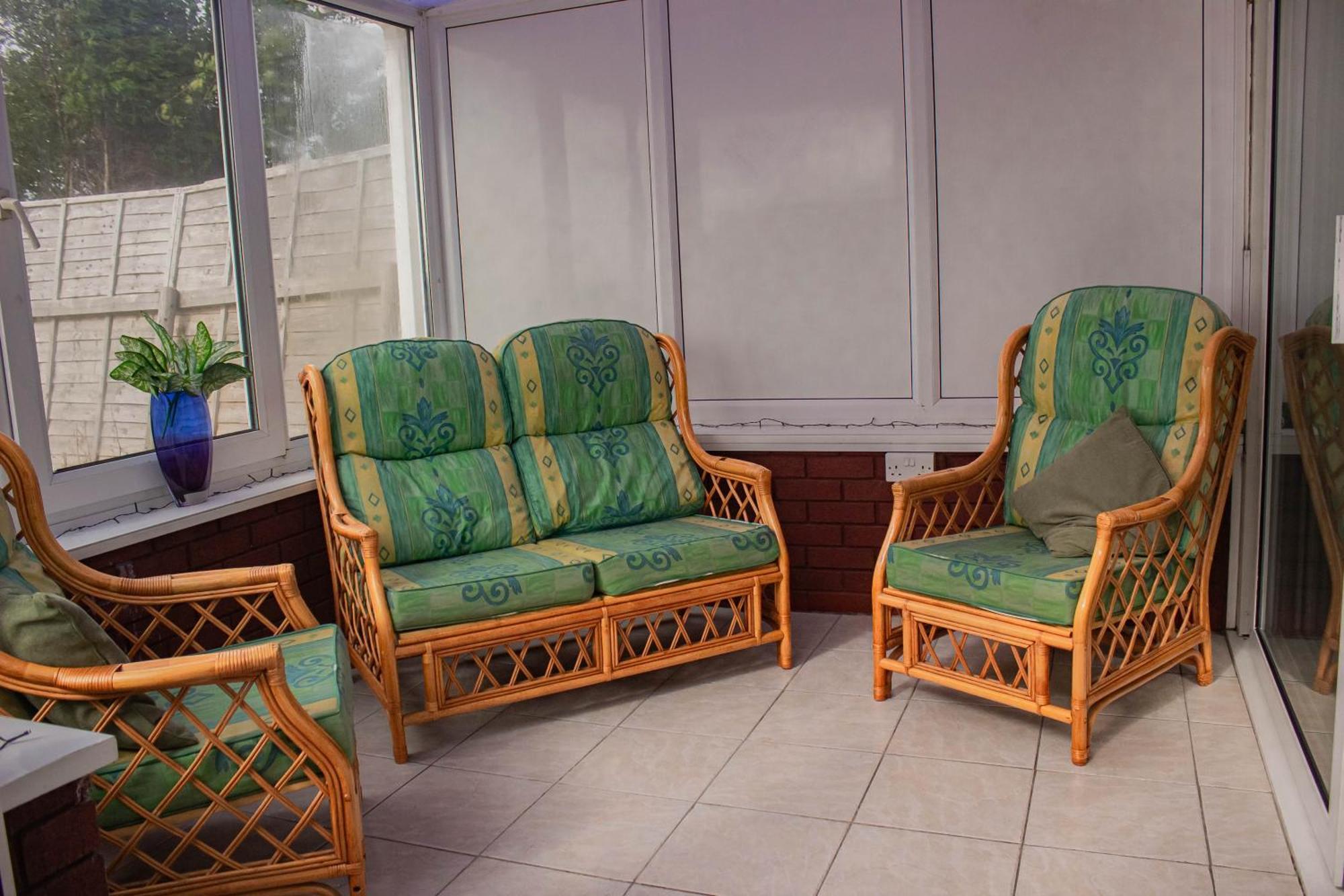 Holiday home 3-bedroom - Close To M4 & Private Off-road Parking