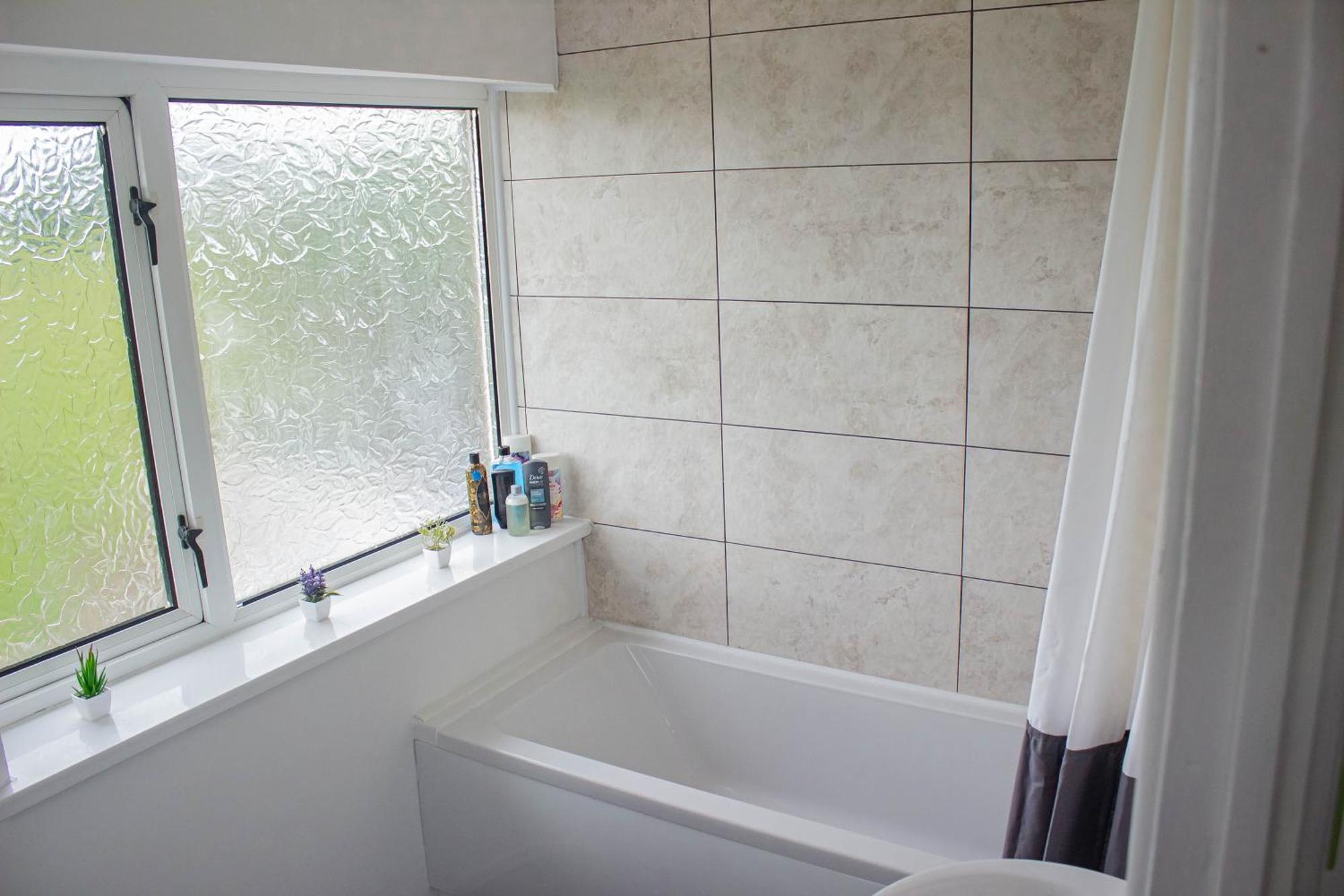 3-bedroom - Close To M4 & Private Off-road Parking Holiday home Swansea